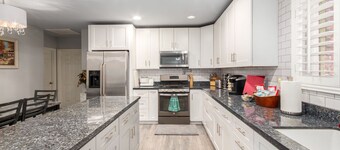 Private 1-Acre Retreat Pool, Spa, Pickleball & Ramada in Mesa