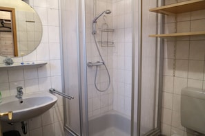 Dusche, Haartrockner, Handtücher, Toilettenpapier