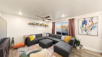 Smart TV, books, stereo, offices