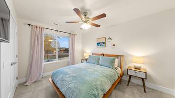 3 bedrooms, desk, iron/ironing board, travel crib