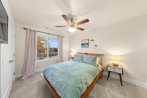 3 habitaciones, escritorio y tabla de planchar con plancha 