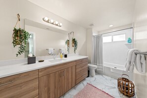 Ensemble douche/baignoire, sèche-cheveux, serviettes fournies, savon