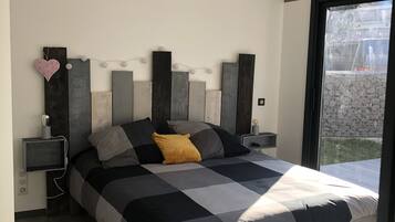 1 bedroom, travel crib, WiFi