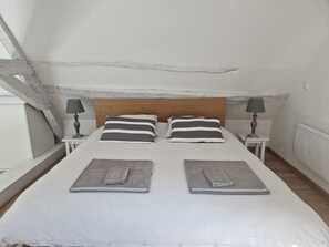 4 bedrooms, desk, iron/ironing board, travel cot - Touraine Cottage - 2km Zoo de Beauval  - 14pax (Mareuil-sur-Cher)