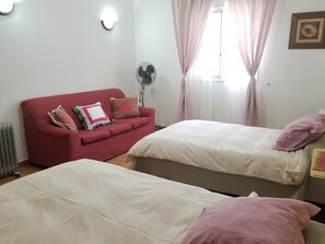 2 slaapkamers, een strijkplank/strijkijzer, reisbedje, gratis wifi