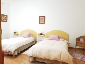 2 slaapkamers, een strijkplank/strijkijzer, reisbedje, gratis wifi