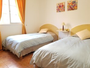 2 chambres, fer et planche à repasser, lit parapluie, Wi-Fi gratuit