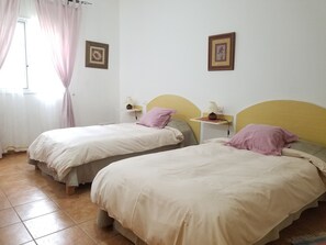 2 slaapkamers, een strijkplank/strijkijzer, reisbedje, gratis wifi