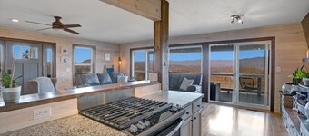 Stunning mountain top panoramic view getaway cabin
