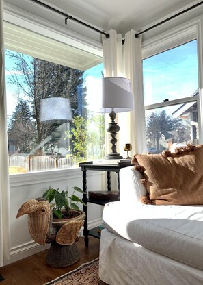 TV connectée, cheminée, livres