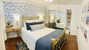 A bedroom with a bed, bedside tables, a mirror, and a wardrobe. - Swede Hill Suite (Moscow)