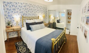 2 chambres, bureau, fer et planche à repasser, lit parapluie