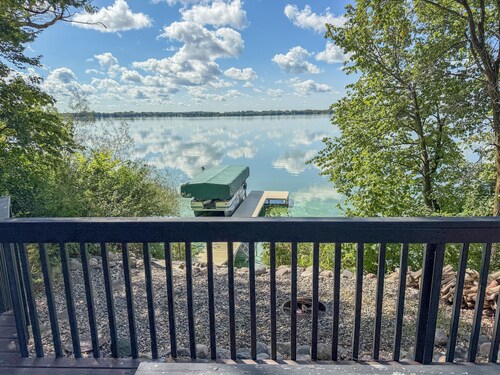 Spacious, modern lake-front vacation home/ scrapbooking/quilting retreat 