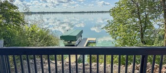 Spacious, modern lake-front vacation home/ scrapbooking/quilting retreat 