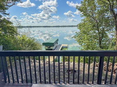 Spacious, modern lake-front vacation home/ scrapbooking/quilting retreat