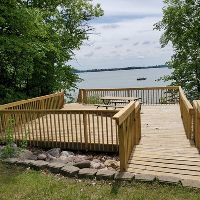 Spacious, modern lake-front vacation home/ scrapbooking/quilting retreat 
