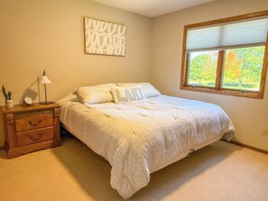 4 bedrooms, iron/ironing board, WiFi, bed sheets