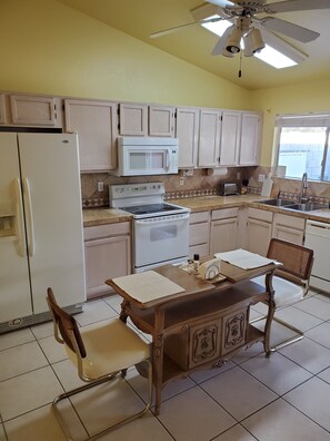 Refrigerador, microondas, horno, placa de cocina
