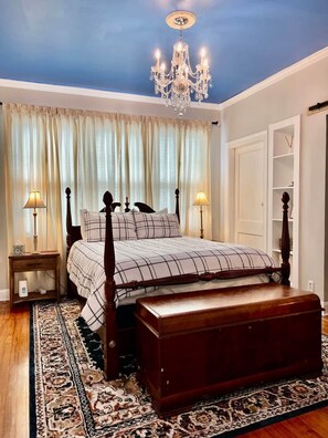 2 bedrooms, iron/ironing board, travel crib, WiFi (free)