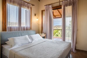 3 bedrooms, in-room safe, iron/ironing board, travel cot