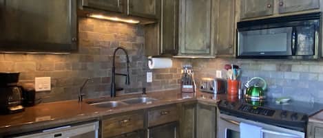 Een koelkast, een microgolfoven, een oven, een kookplaat