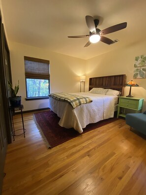 2 slaapkamers, een strijkplank/strijkijzer, gratis wifi, beddengoed