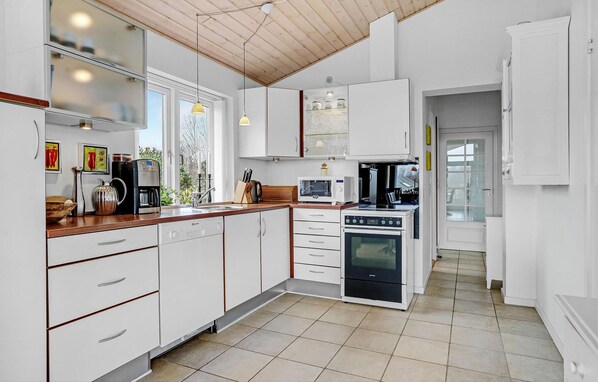 Réfrigérateur, micro-ondes, plaque de cuisson, lave-vaisselle