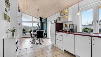 Køleskab, kogeplade, opvaskemaskine, kaffe-/temaskine