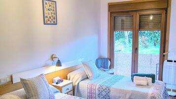 4 slaapkamers, een strijkplank/strijkijzer, reisbedje, gratis wifi