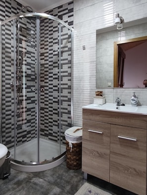 Shower, eco-friendly toiletries, hair dryer, towels