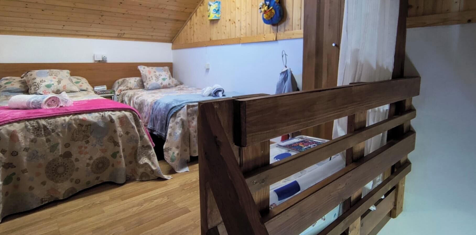 4 slaapkamers, een strijkplank/strijkijzer, reisbedje, gratis wifi