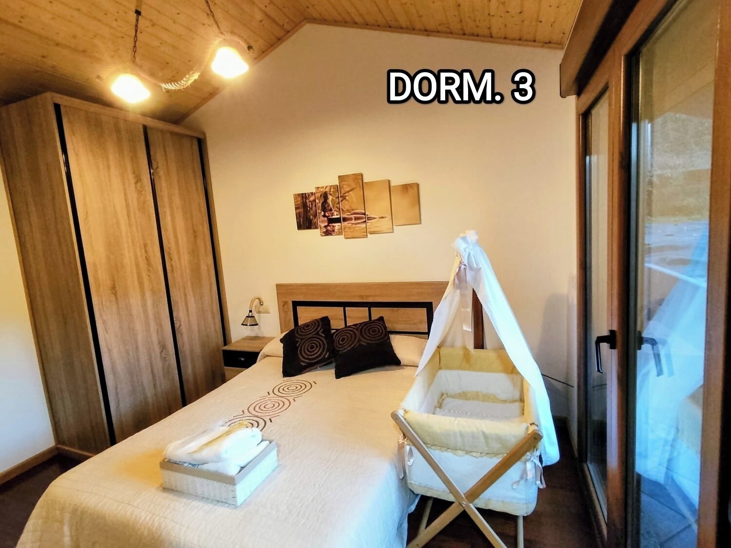4 slaapkamers, een strijkplank/strijkijzer, reisbedje, gratis wifi