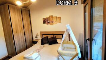 4 slaapkamers, een strijkplank/strijkijzer, reisbedje, gratis wifi