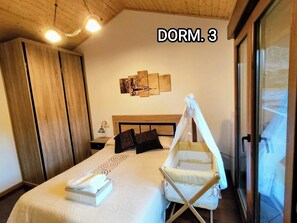 4 bedrooms, iron/ironing board, travel cot, free WiFi