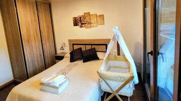 4 chambres, fer et planche à repasser, lit parapluie, Wi-Fi gratuit
