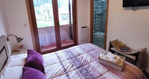 4 chambres, fer et planche à repasser, lit de bébé portatif