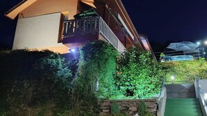 A modern house with a balcony, surrounded by lush greenery and a stone wall. - Tranquility for your relaxation, in the Rías Baixas area -(VUT-PO-007277) (Ponteareas)