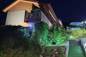 A modern house with a balcony, surrounded by lush greenery and a stone wall. - Tranquility for your relaxation, in the Rías Baixas area -(VUT-PO-007277) (Ponteareas)