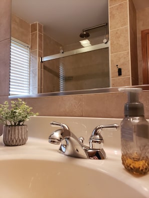 Combined shower/bathtub, hair dryer, towels, soap