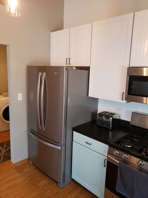 Fridge, microwave, oven, stovetop - Spacious 4 bedroom3 bathroom home Great for Families or Co-workers sharing space (Bourbonnais)