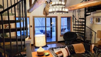 Een smart-tv, een open haard, een dvd-speler en tafelvoetbal