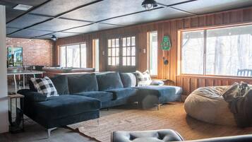 Een smart-tv, een open haard, een dvd-speler en tafelvoetbal