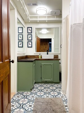 Combined shower/bathtub, hair dryer, towels, soap