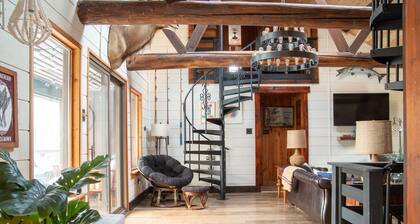 Breathtaking! 5 Acre Private Riverfront Cabin in the Mountains!