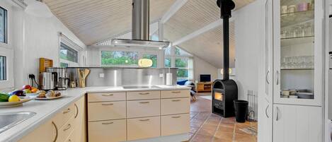 Réfrigérateur, four à micro-ondes, surface de cuisson, lave-vaisselle
