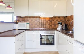 Refrigerador, parrilla de estufa, lavavajillas y cafetera y tetera 