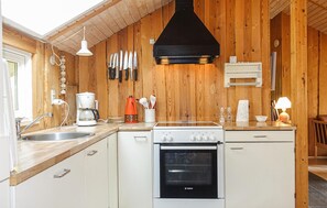 Kjøleskap, kokeplater, oppvaskmaskin og kaffetrakter/tekoker