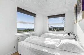 4 bedrooms, travel crib, free WiFi