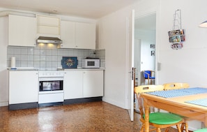 Kühlschrank, Mikrowelle, Herdplatte, Geschirrspüler