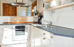 Kühlschrank, Herdplatte, Kochgeschirr/Geschirr/Besteck